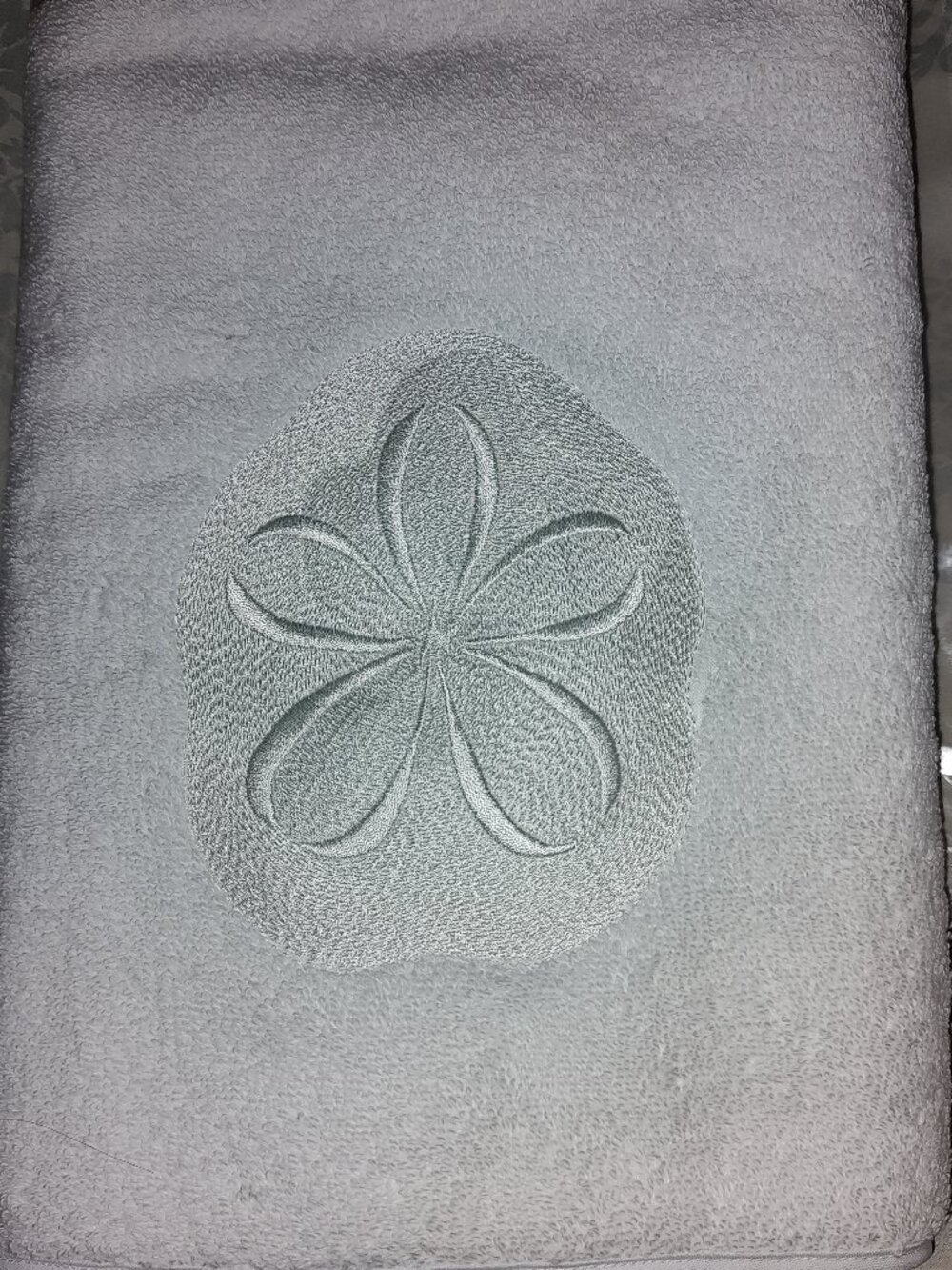 ANALI EMBROIDERED SAND DOLLAR HAND TOWEL 17 1/2" X 32 WHITE NEW 100% COTTON ROMA